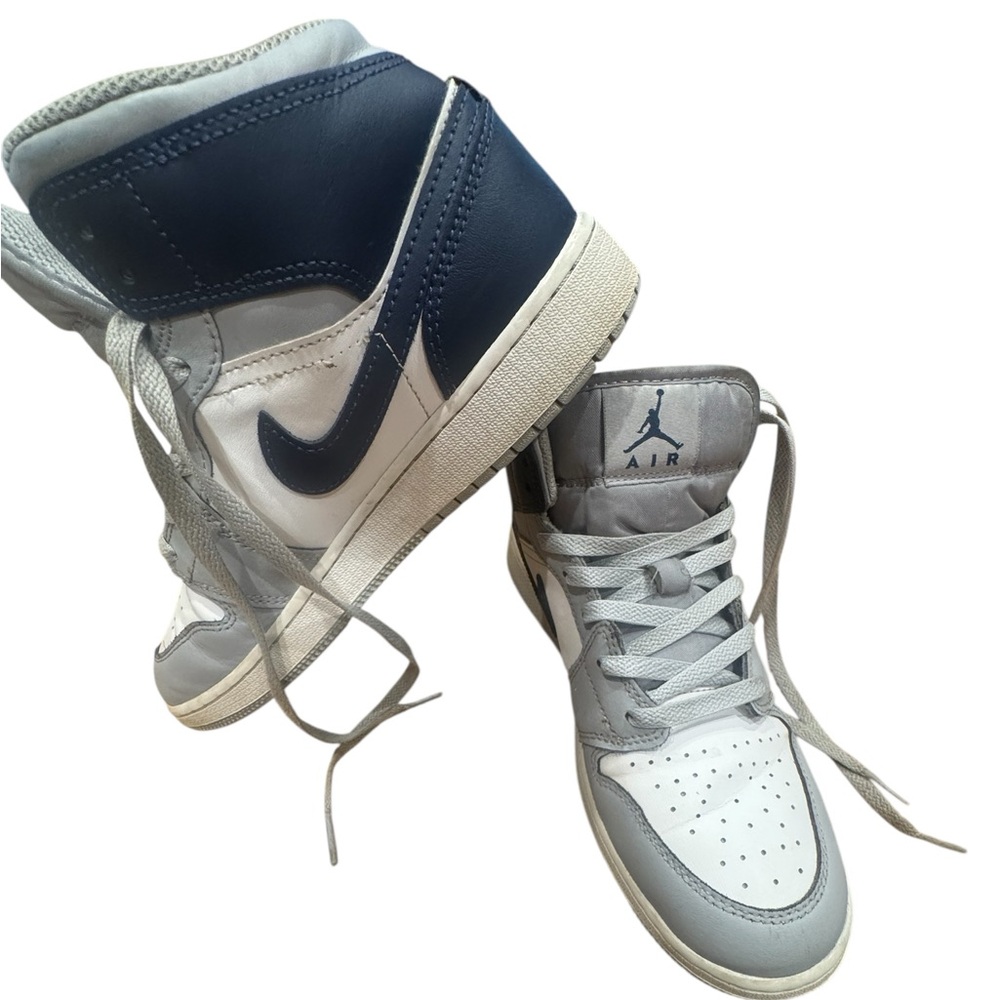 Boys Grade school Nike Air jordan 1 Mid Top sneakers in size 6.5